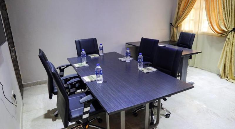 Apartment Royale Hotel & Suite ลากอส ภายนอก รูปภาพ