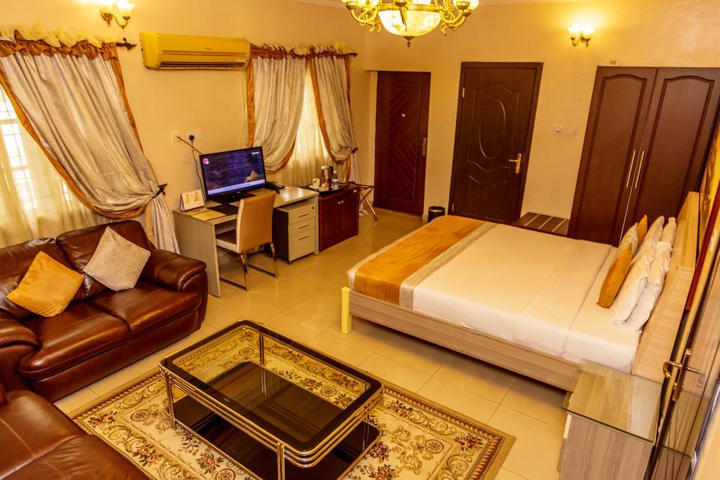 Apartment Royale Hotel & Suite ลากอส ภายนอก รูปภาพ